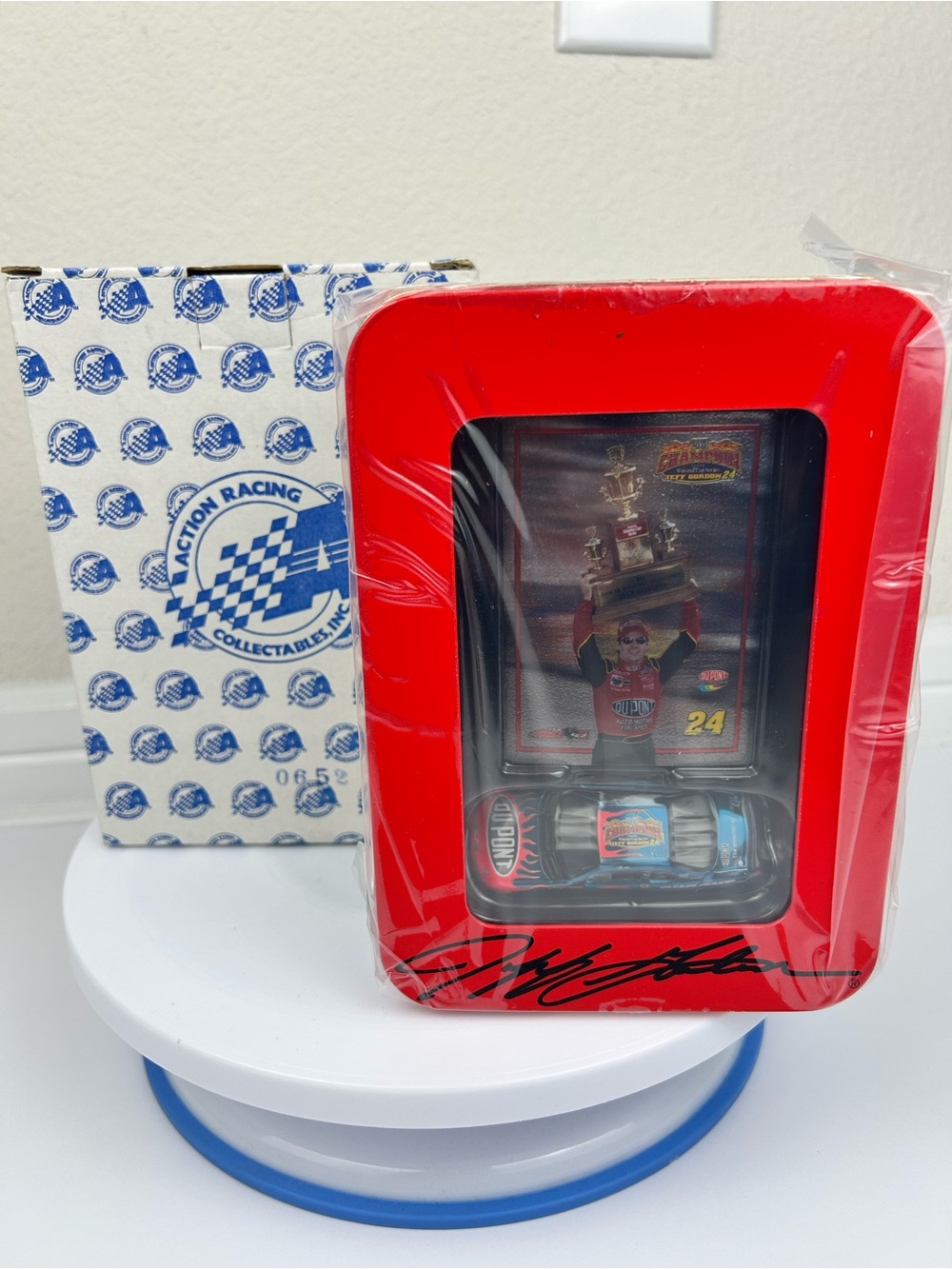 Action Racing Jeff Gordon #24 2001 Winston Cup Champion Dupont Car & Card Tin